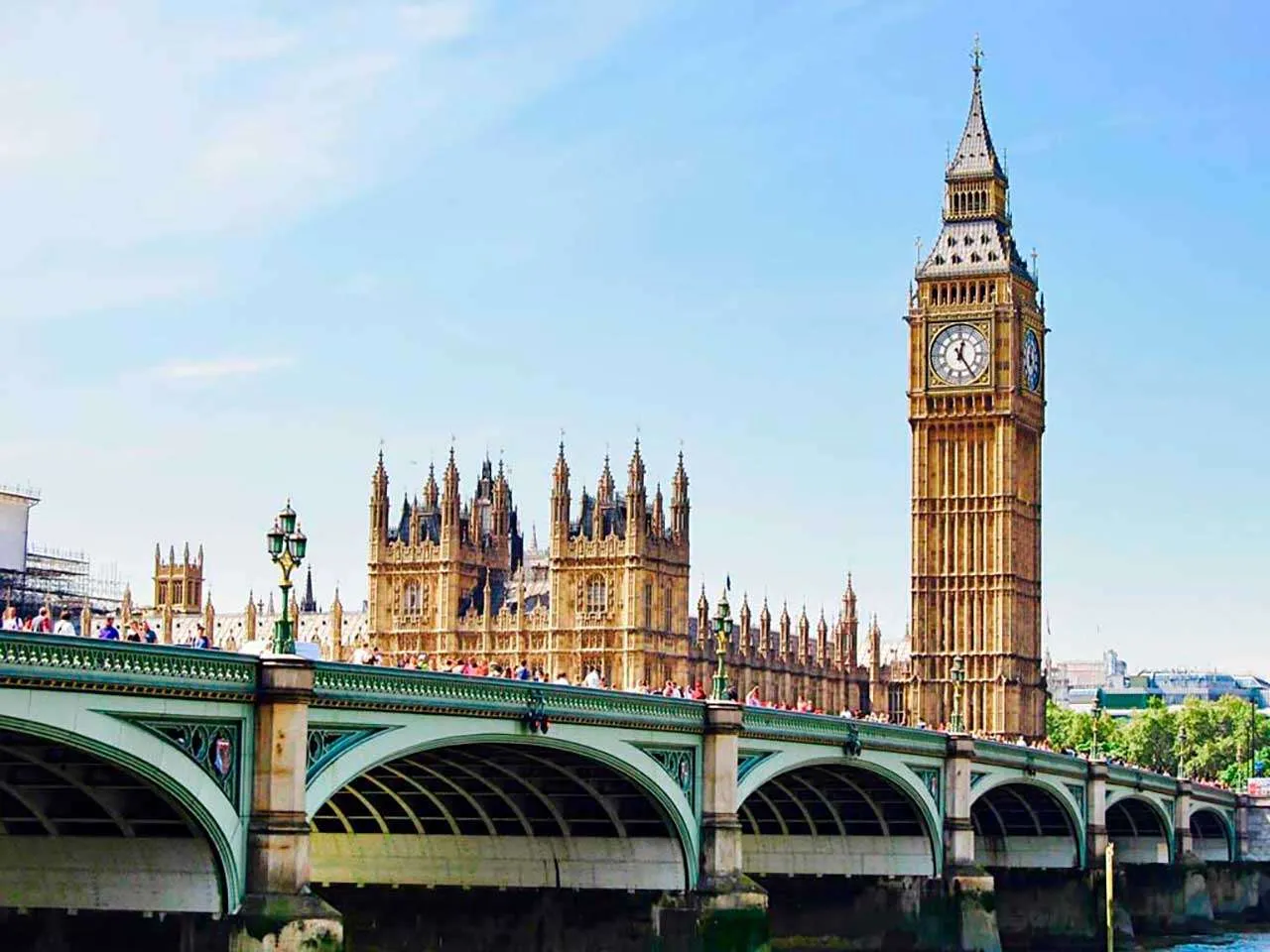 Фотообои в интерьере лондон ясным днем  9-453 фото