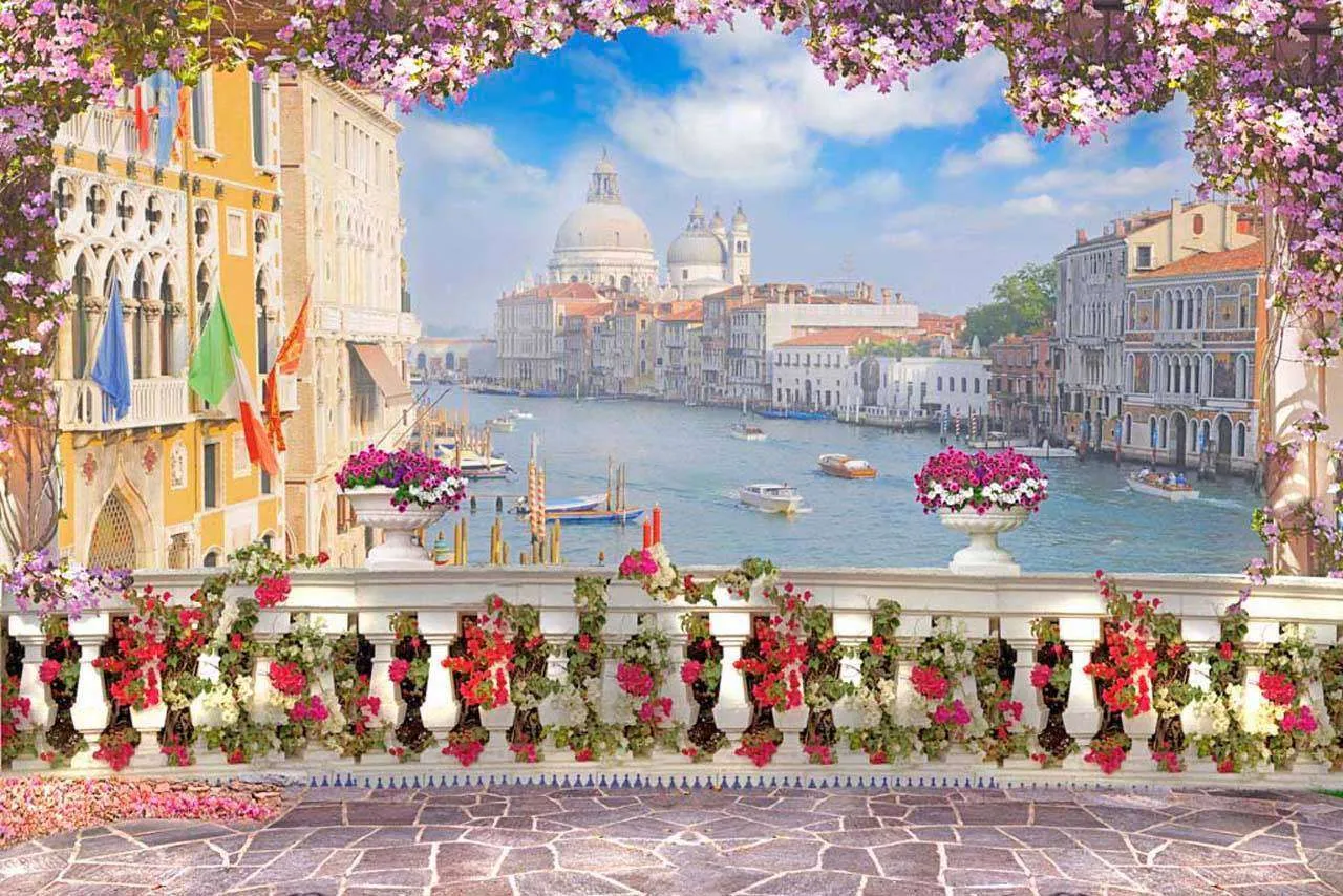 Фотообои в интерьере улица венеции в праздничный день  5-034 фото