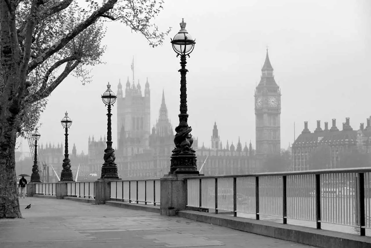 Фотообои в интерьере лондон черно белая улица в дымке  9-473 фото