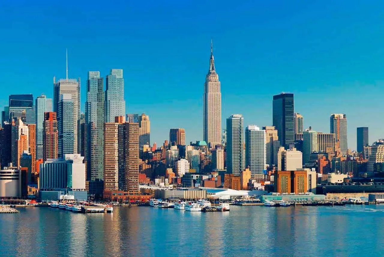 Фотообои в интерьере набережная с видом на мегаполис  4-237 фото