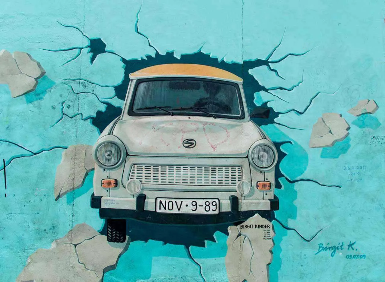 Фотообои в интерьере машина в стене  12-580 фото