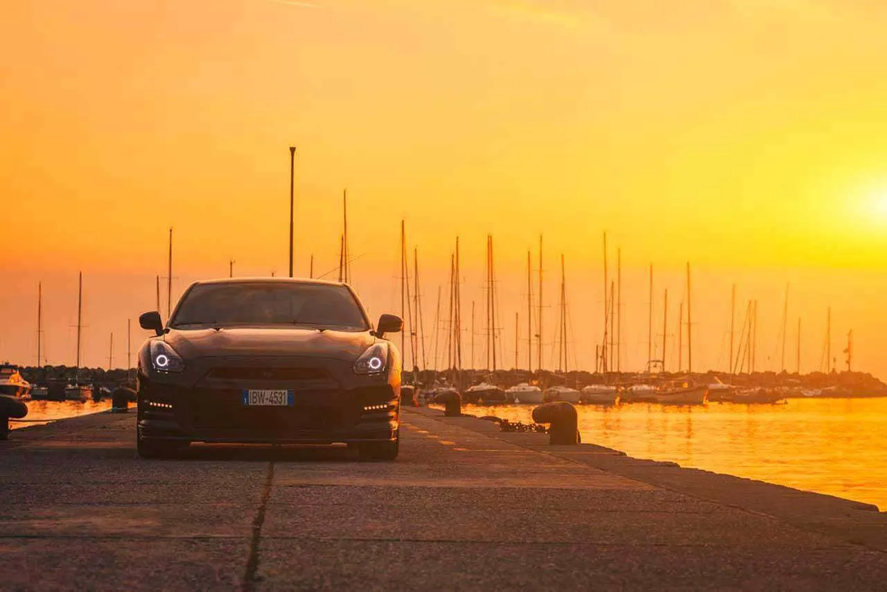 Фотообои в интерьере машина на набережной  12-590 фото