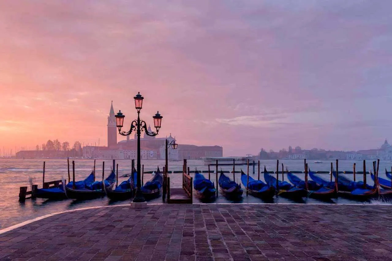 Фотообои в интерьере гондолы в вечерней венеции  4-273 фото