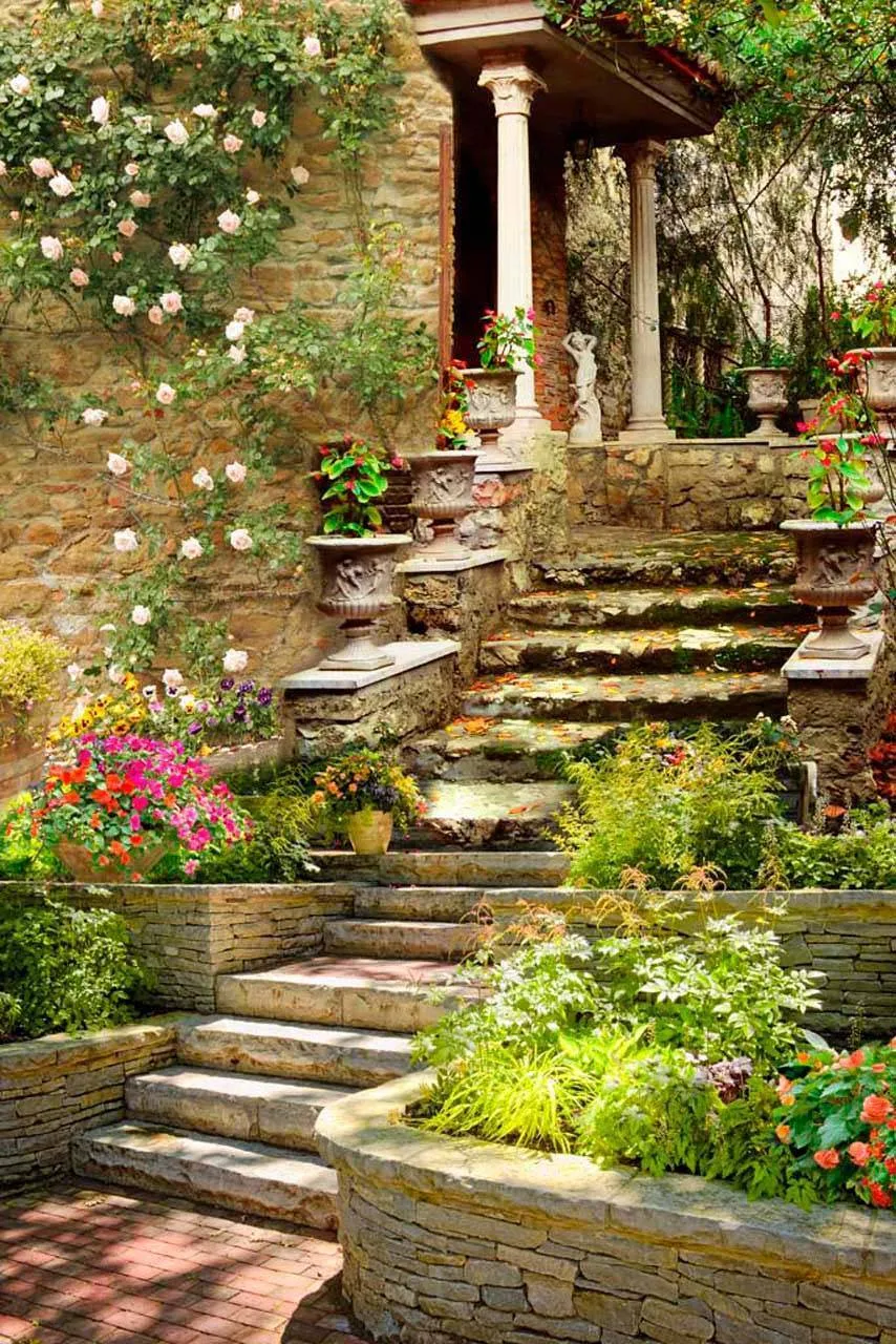 Фотообои в интерьере старая лестница в парке  5-001 фото