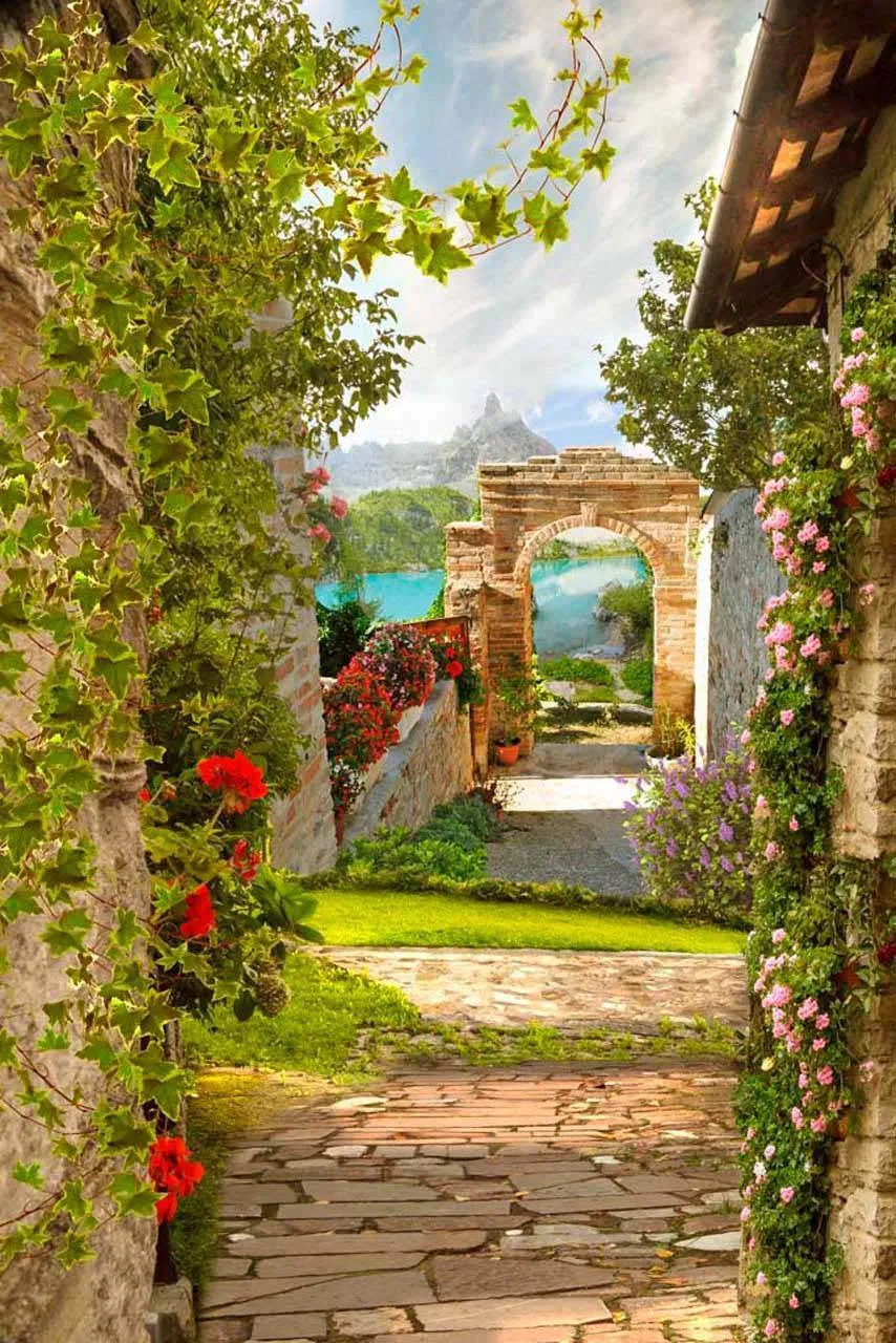 Фотообои в интерьере старинная улочка в цвету  7-120 фото