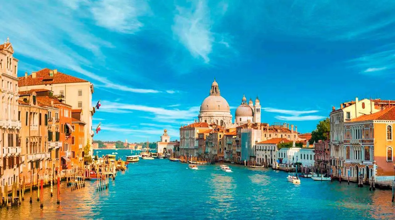 Фотообои в интерьере каналы венеции  4-236 фото