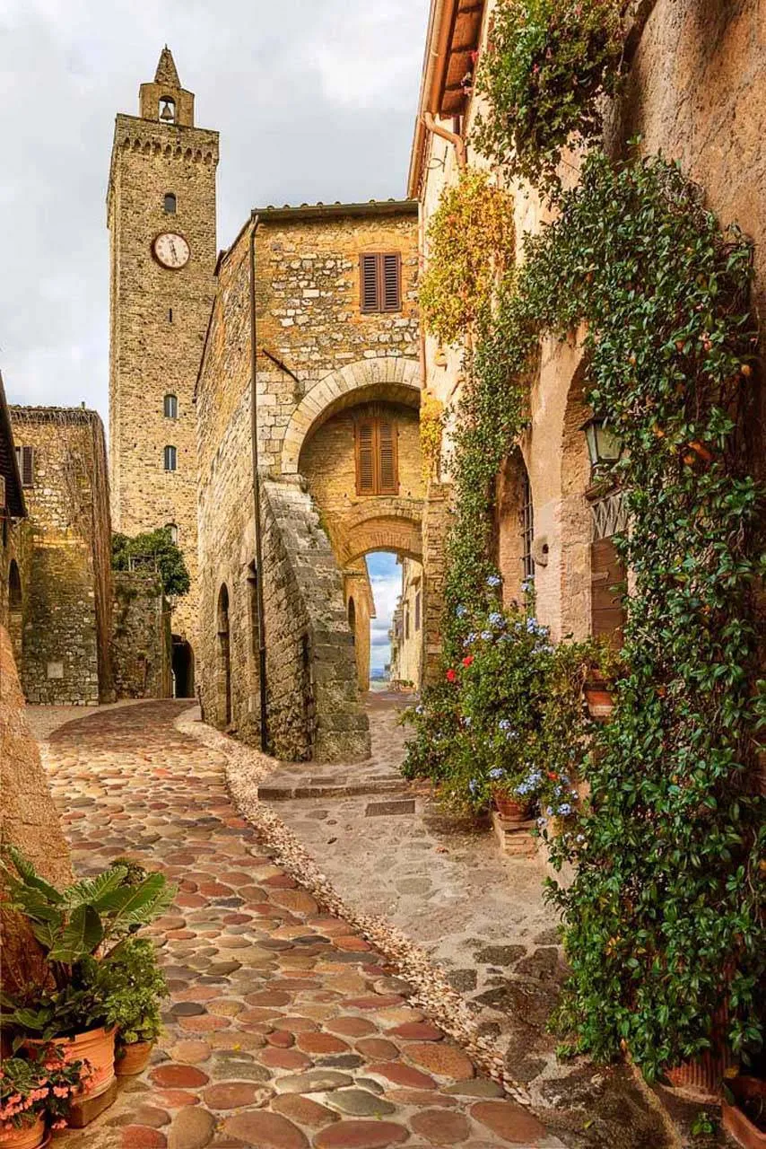 Фотообои в интерьере улочка старого города европы  7-137 фото