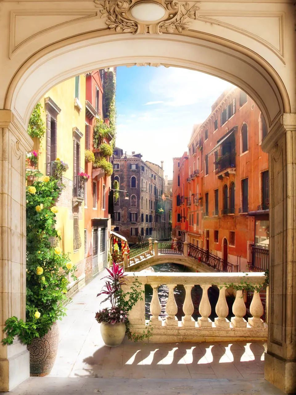 Фотообои в интерьере балкон с видом на улицу  19-0130 фото